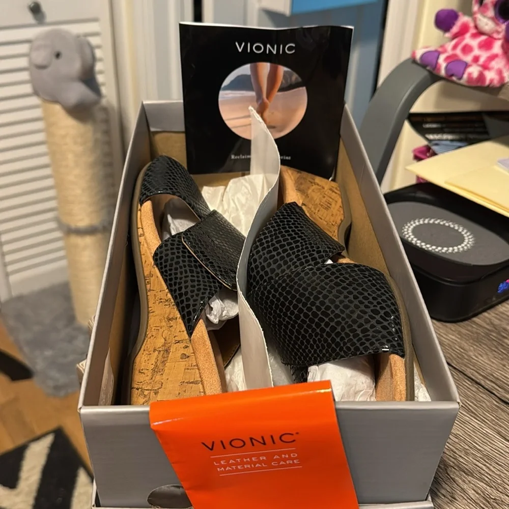 Vionic Black Textured Crossband Wedge Slide
